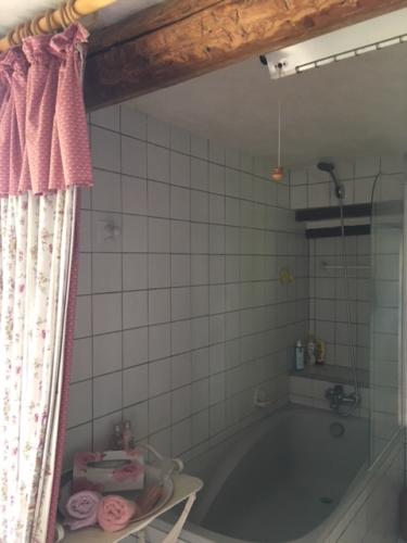 Chambre Romarin - badkamer met ligbad en eigen toilet